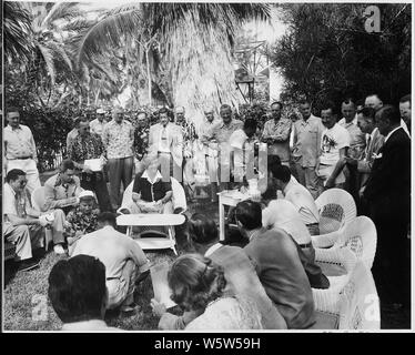 Foto von Präsident Truman während seiner Pressekonferenz im Garten des Weißen Hauses in Key West, Florida. Stockfoto