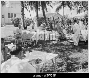 Foto von Präsident Truman mit Admiral William Leahy und andere bei einem Picknick auf dem Rasen des Weißen Hauses, seinen Urlaub Residence in Key West, Florida. Stockfoto