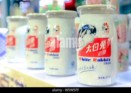 ---- White Rabbit Creamy Candies sind für den Verkauf in einem Laden in Shanghai, China, 17. März 2016. Warner Brothers' Bugs Bunny kann leicht seine fe Überstrahlen Stockfoto