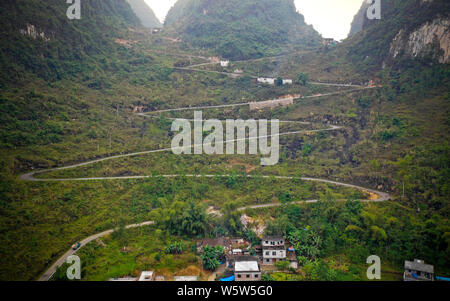 Luftaufnahme der Gebirgsstrasse um Berge in Du' ein Yao autonomen Grafschaft, Hechi City, South China Guangxi Zhuang autonomen Region, 18. Stockfoto