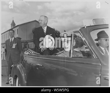 Foto von Präsident Truman in seinem Auto während einer Inspektion der US-Marinestützpunkt in Guantanamo Bay, Kuba, zu einer Gruppe von Schule Kinder singen mein Land Tis von dir zuhören. Stockfoto