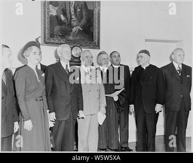Foto von Präsident Truman im Oval Office mit Mitgliedern der Kommission des Präsidenten auf die innere Sicherheit und individuelle Rechte, einschließlich der Vorsitzenden der Kommission, Fleet Admiral Chester W. Nimitz (dritter von links), anlässlich der Vereidigung. Stockfoto