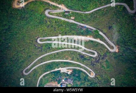 Luftaufnahme der Gebirgsstrasse um Berge in Du' ein Yao autonomen Grafschaft, Hechi City, South China Guangxi Zhuang autonomen Region, 18. Stockfoto