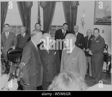 Foto von Präsident Truman im Oval Office, im Gespräch mit James Byrnes (Der scheidende Staatssekretär) und George C., anlässlich der Marshall's Vereidigung als neuer Staatssekretär. Stockfoto