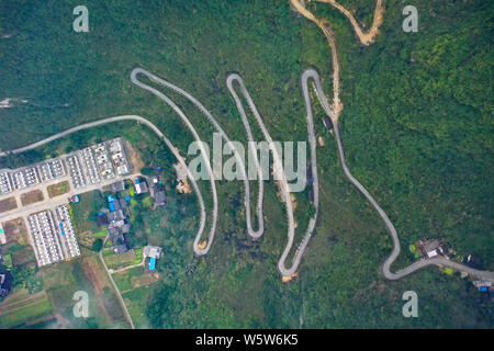 Luftaufnahme der Gebirgsstrasse um Berge in Du' ein Yao autonomen Grafschaft, Hechi City, South China Guangxi Zhuang autonomen Region, 18. Stockfoto