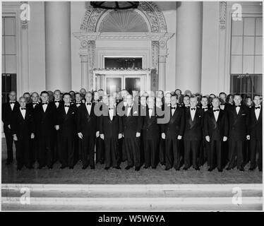 Foto von Präsident Truman vor dem Weißen Haus mit seinem kleinen Gehäuse, die oberen Beamten der Cabinet-level Abteilungen in seiner Verwaltung unterhalb der Sekretärin. Stockfoto