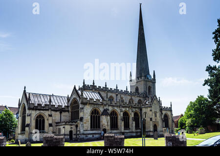 Die Kirche von St James in Chippenham Wiltshire vor blauem Himmel auf einem Sommertag Stockfoto