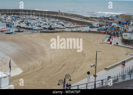 Lyme Regis, Dorset, Großbritannien. 30. Juli 2019. UK Wetter: nach Tagen des herrlichen Sonnenschein, regen Duschen der Badeort Lyme Regis markieren einen Bruch in der Juli Hitzewelle. Der Strand war heute leer im Gegensatz zu den Massen gestern. Credit: Celia McMahon/Alamy Leben Nachrichten. Stockfoto