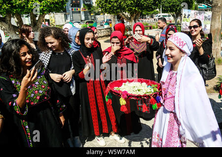 (190730) - GAZA, 30. Juli 2019 (Xinhua) - palästinensische Mädchen und Frauen tragen traditionelle Kleider während einer März zu Stolz in palästinensische Erbe in Gaza-Stadt, 30. Juli 2019 zeigen. Die Palästinenser tragen traditionelle Kostüme melden Sie öffentliche Feiern während einer März auf den Straßen in der Stadt stolz auf palästinensische Erbe zu zeigen. Der März begann als eine kleine Initiative und hat jetzt einen jährlichen Praxis geworden. (Str/Xinhua) Stockfoto