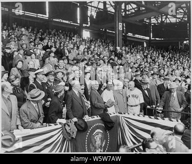 Foto von Präsident Truman bereitet sich die erste Kugel beim Eröffnungsspiel der Baseball Saison 1951, flankiert von Washington Senatoren manager Bucky Harris, Senatoren Präsident Clark Griffith zu werfen, und New York Yankees Manager Casey Stengel, an Griffith Stadium in Washington. Stockfoto