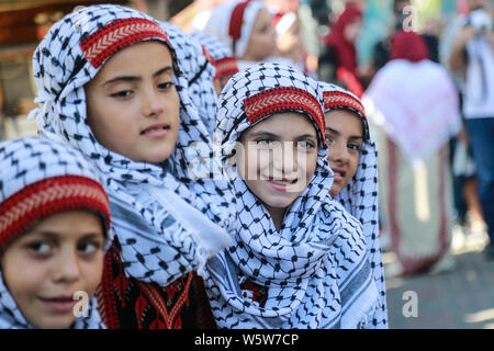 (190730) - GAZA, 30. Juli 2019 (Xinhua) - palästinensische Mädchen tragen traditionelle Kleider während einer März zu Stolz in palästinensische Erbe in Gaza-Stadt, 30. Juli 2019 zeigen. Die Palästinenser tragen traditionelle Kostüme melden Sie öffentliche Feiern während einer März auf den Straßen in der Stadt stolz auf palästinensische Erbe zu zeigen. Der März begann als eine kleine Initiative und hat jetzt einen jährlichen Praxis geworden. (Str/Xinhua) Stockfoto