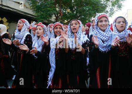 (190730) - GAZA, 30. Juli 2019 (Xinhua) - palästinensische Mädchen tragen traditionelle Kleider während einer März zu Stolz in palästinensische Erbe in Gaza-Stadt, 30. Juli 2019 zeigen. Die Palästinenser tragen traditionelle Kostüme melden Sie öffentliche Feiern während einer März auf den Straßen in der Stadt stolz auf palästinensische Erbe zu zeigen. Der März begann als eine kleine Initiative und hat jetzt einen jährlichen Praxis geworden. (Str/Xinhua) Stockfoto