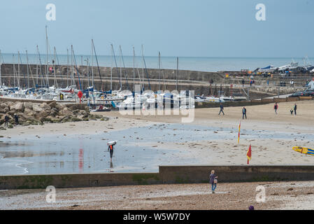 Lyme Regis, Dorset, Großbritannien. 30. Juli 2019. UK Wetter: nach Tagen des herrlichen Sonnenschein, regen Duschen der Badeort Lyme Regis markieren einen Bruch in der Juli Hitzewelle. Der Strand war heute leer im Gegensatz zu den Massen gestern. Credit: Celia McMahon/Alamy Leben Nachrichten. Stockfoto