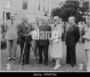 Foto von Präsident Truman lesen Der Zitat zum von Außenminister Byrnes Distinguished Service Medal: (von rechts) General Marshall links; der Präsident; Fleet Admiral William Leahy; der Sekretär; Frau Byrnes; John Snyder; Allgemeine Vaughan (teilweise verdeckt). Stockfoto