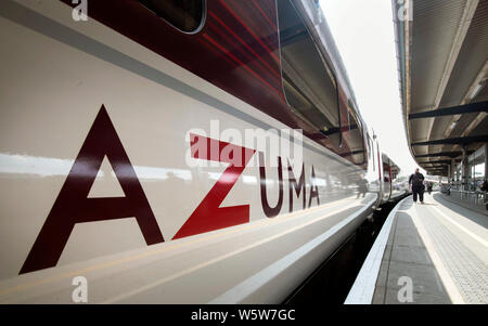 Eine neue Azuma von der LNER in York Bahnhof Betrieben in Yorkshire, wie London Nord Ost der Bahnhof neue Azuma Dienst ist gestartet. Stockfoto