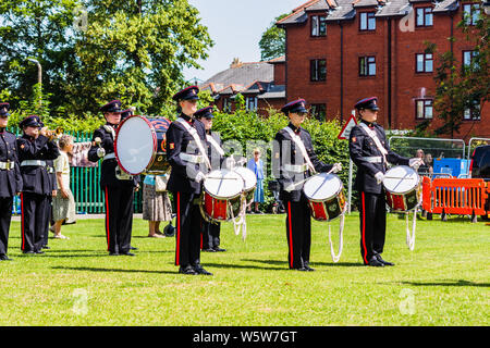 Mitglieder des Wiltshire Army cadet Force Band spielen in Bradford-on-Avon Park während der Streitkräfte feier Wochenende. Stockfoto