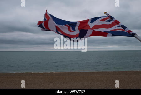 Union Flag über Strand Sandgate fliegen auf stürmischer Tag Stockfoto