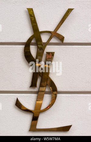 Logo von ysl Yves Saint Laurent in Berlin Stockfoto