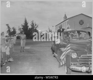 Foto von Präsident Truman Reiten in sein Auto an einer Gruppe von Schulkindern bei seinem Besuch in der US-Marinestützpunkt in Guantanamo Bay auf Kuba. Stockfoto