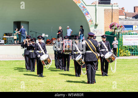 Mitglieder des Wiltshire Army cadet Force Band spielen in Bradford-on-Avon Park vor dem musikpavillon während der Streitkräfte feier Wochenende. Stockfoto