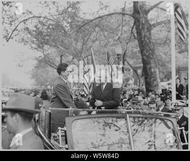 Foto von Präsident Truman Händeschütteln mit den mexikanischen Präsidenten Miguel Aleman während der Begrüßungszeremonie im Bezirk Gebäude in Washington. Stockfoto