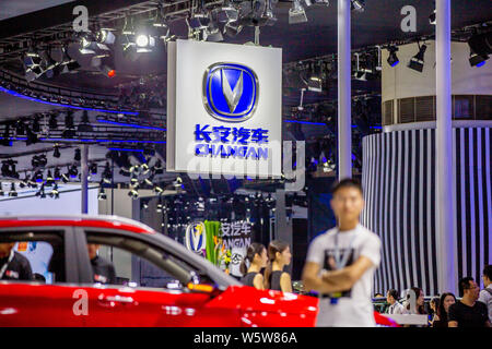 ---- Leute besuchen den Stand der chinesischen Automobilhersteller Chang'an in der 16. China (Guangzhou) Internationale Automobil Ausstellung, auch Stockfoto