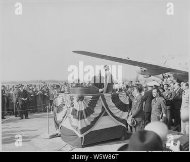 Foto von Präsident Truman Händeschütteln mit den mexikanischen Präsidenten Miguel Aleman bei der Begrüßungszeremonie in der Aleman Ehre auf der Washington National Airport. Stockfoto