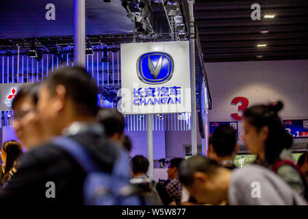 ---- Leute besuchen den Stand der chinesischen Automobilhersteller Chang'an in der 16. China (Guangzhou) Internationale Automobil Ausstellung, auch Stockfoto