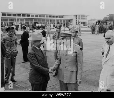 Foto von Präsident Truman Händeschütteln mit General Dwight D. Eisenhower am Flughafen in Washington. Stockfoto