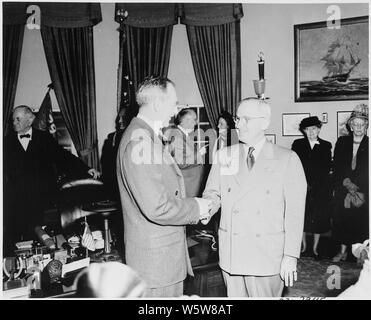 Foto von Präsident Truman Händeschütteln mit Außenminister Dean Acheson, an der Acheson Vereidigung im Oval Office. Stockfoto