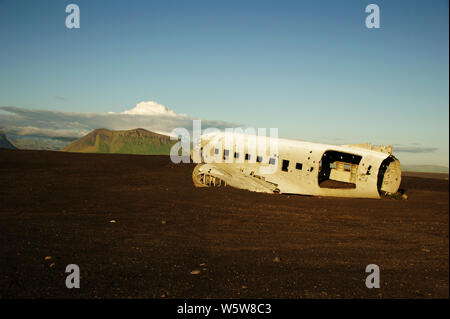 Wracks der abgestürzten Flugzeug 1973 Douglas R4D Dakota DC-3 C 117 der US-Navy in Island bei Solheimsandur Strand. Stockfoto