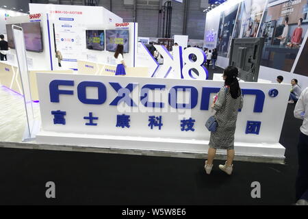 ---- Leute besuchen Sie den Stand von Foxconn während der 2018 International Consumer Electronics Show (CES Asien Asien 2018) in Shanghai, China, 14. Juni 201 Stockfoto