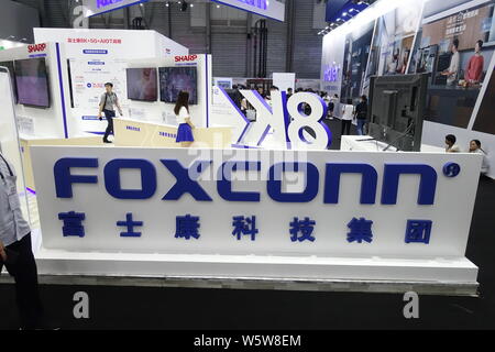 ---- Leute besuchen Sie den Stand von Foxconn während der 2018 International Consumer Electronics Show (CES Asien Asien 2018) in Shanghai, China, 14. Juni 201 Stockfoto