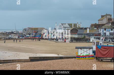 Lyme Regis, Dorset, Großbritannien. 30. Juli 2019. UK Wetter: nach Tagen des herrlichen Sonnenschein, regen Duschen der Badeort Lyme Regis markieren einen Bruch in der Juli Hitzewelle. Der Strand war heute leer im Gegensatz zu den Massen gestern. Credit: Celia McMahon/Alamy Leben Nachrichten. Stockfoto