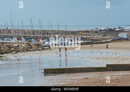 Lyme Regis, Dorset, Großbritannien. 30. Juli 2019. UK Wetter: nach Tagen des herrlichen Sonnenschein, regen Duschen der Badeort Lyme Regis markieren einen Bruch in der Juli Hitzewelle. Der Strand war heute leer im Gegensatz zu den Massen gestern. Credit: Celia McMahon/Alamy Leben Nachrichten. Stockfoto