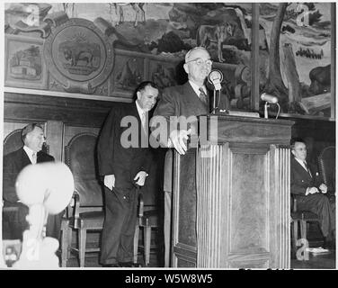 Foto von Präsident Truman in einer Rede auf einer Konferenz der Branche Beratungsgremien im Departement des Innern Auditorium. Stockfoto