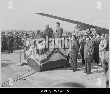 Foto von Präsident Truman sprechen während Begruessung für mexikanische Präsident Miguel Aleman am National Airport in Washington, wie Präsident Aleman auf aussieht. Stockfoto