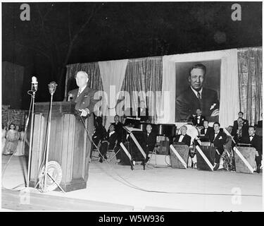 Foto von Präsident Truman in seiner Rede bei der Einweihung der Carter Barron Amphitheater in Rock Creek Park, zu Ehren des Verstorbenen motion picture Executive und Washington bürgerliche Führer, dessen Portrait hinter der Bühne hängt benannt. Stockfoto