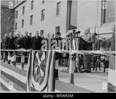 Foto von Präsident Truman sprechen in das Pentagon Hof während einer Zeremonie, bei der er eine Oak Leaf Cluster mit dem Distinguished Service Medal Der scheidende Generalstabschef, General George Marshall. Stockfoto