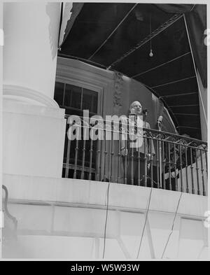 Foto von Präsident Truman, der da redete aus dem Süden Vorhalle des Weißen Hauses anlässlich von Fred Vinson die Vereidigung als Oberster Gerichtshof der Vereinigten Staaten. Stockfoto