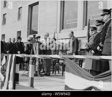 Foto von Präsident Truman sprechen in das Pentagon Hof während einer Zeremonie, bei der er eine Oak Leaf Cluster mit dem Distinguished Service Medal Der scheidende Generalstabschef, General George Marshall. Stockfoto