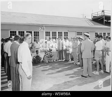 Foto von Präsident Truman Mitglieder der US-Marinestützpunkt in Key West, Florida, während einer Zeremonie zu Ehren die Basis für seine Sicherheit für das Personal. Stockfoto