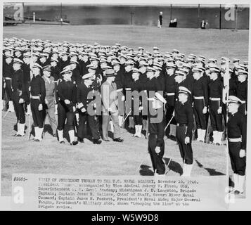 Foto von Präsident Truman die Linie der Midshipmen an der Brigade review, bei seinem Besuch in der US Naval Academy, durch Vice Admiral Aubrey Fitch, Betriebsleiter der Akademie; Midshipman J. D. Langston, Brigade Kapitän; Captain Jesse R. Wallace, Stabschef, Severn River Naval Command; Captain James Foskett, Naval Berater des Präsidenten begleitet; und allgemeine Harry Vaughan, militärische Berater des Präsidenten. Stockfoto