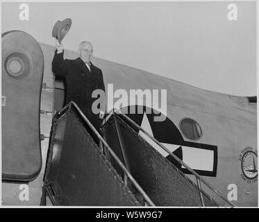 Foto von Präsident Truman schwenkte seinen Hut aus der Tür seines Flugzeugs auf dem Washington National Flughafen, wie er sich vorbereitet, auf eine weihnachtliche Reise Startseite zur Unabhängigkeit, Missouri zu verlassen. Stockfoto