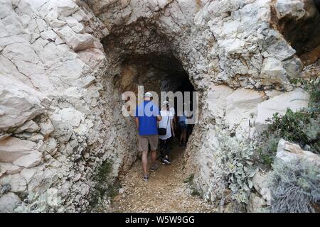 (190730) - INSEL VIS, 30. Juli 2019 (Xinhua) - Touristen vist Tito's Höhle auf der Insel Vis, Kroatien, 28. Juli 2019. Tito's Cave ist ein Tierheim unter dem Berg Hum auf der Insel Vis. Es wurde vom ehemaligen jugoslawischen Führer Tito 1944 verwendet von der NS-Truppen zu verbergen. (Dalibor Urukalovic/Pixsell über Xinhua) Stockfoto