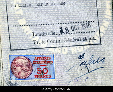 Alte britische blaue Passseite mit einem Visumstempel für die Einreise nach Frankreich Stockfoto