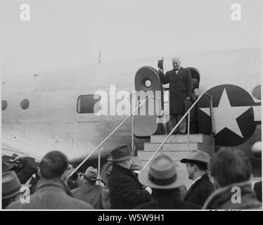 Foto von Präsident Truman schwenkte seinen Hut auf die Volksmenge aus der Tür seines Flugzeugs auf dem Washington National Flughafen, wie er bereitet sich für Unabhängigkeit, Missouri abzuweichen, der mit seiner Familie zu verbringen. Stockfoto