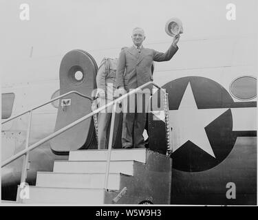 Foto von Präsident Truman schwenkte seinen Hut zu den Zuschauern am National Airport in Washington, wie er sich vorbereitet hat eine Armee Flugzeug für seine Reise an die Westküste. Stockfoto