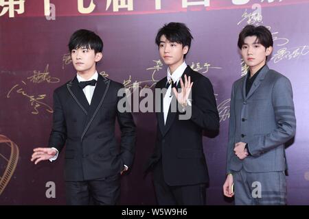 (Von links) Jackson Yee oder Yi Yangqianxi, Karry Wang oder Wang Junkai und Roy Wang oder Wang Yuan chinesischer Junge Gruppe TFBoys darstellen, da sie auf der Anfahrt Stockfoto