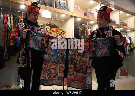 Chinesische Frau Liu Ying von Miao ethnische Gruppe und eine handwerkerin einführen Kostüme von Miao Stickerei an Ihre Werkstatt in Kaili Stadt, im Südwesten Chinas G Stockfoto